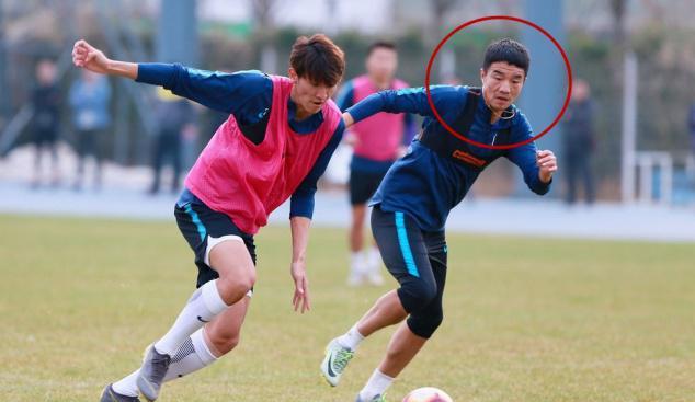 戴耳钉项链戒指训练？中超球员太不职业上港队长曾因此被禁赛