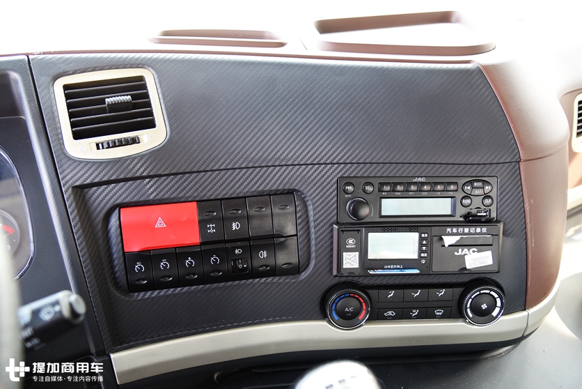 格尔发7.8米厢式货车自重,自重7.5吨牵引车