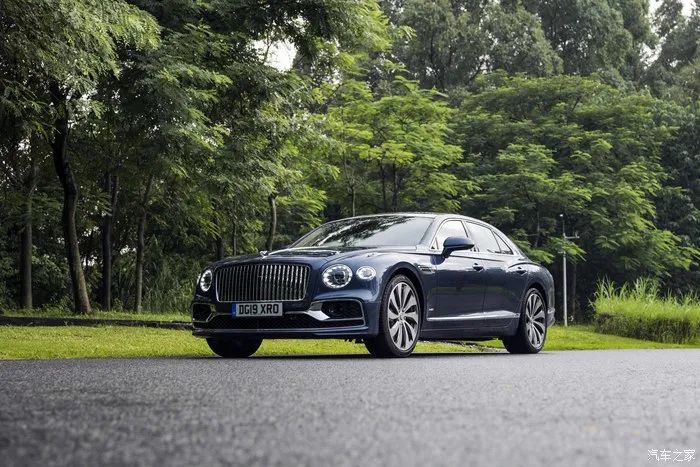 宾利飞驰对比迈巴赫s480气场,宾利飞驰街拍气场霸气视频