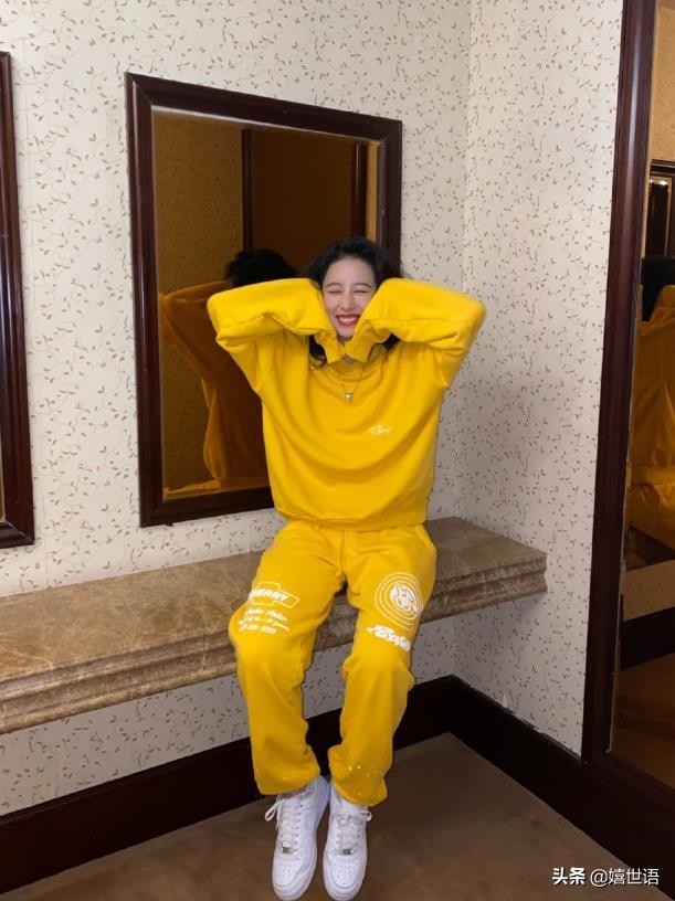 周雨彤穿板鞋图片,周雨彤spell牛仔裤穿搭