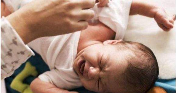 宝宝屁股红是纸尿裤的问题吗,宝宝屁股红是纸尿裤导致的吗