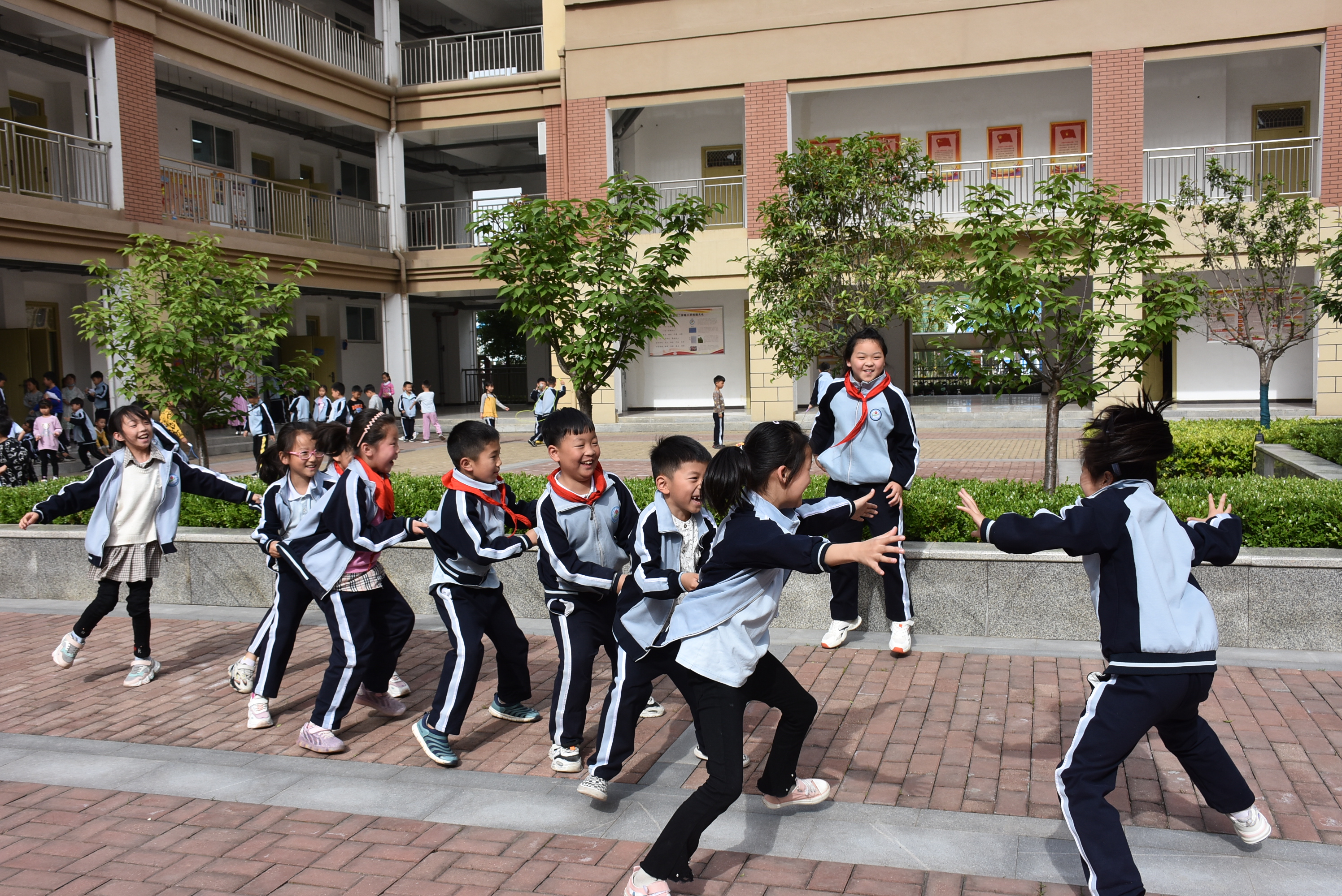 打造智创体育乐享缤纷童年,打造多彩大课间