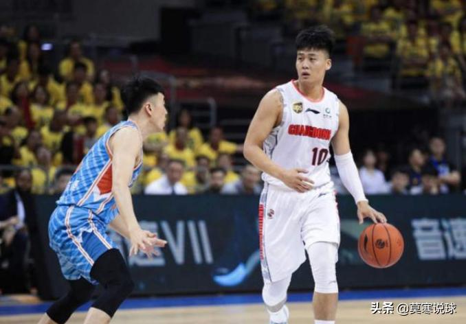 胡明轩vs广州队飙三分,广东队胡明轩和徐杰单挑