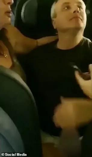 飞机上公然*行为性**！空姐怒吼：把你的“家伙”收回裤子里去！