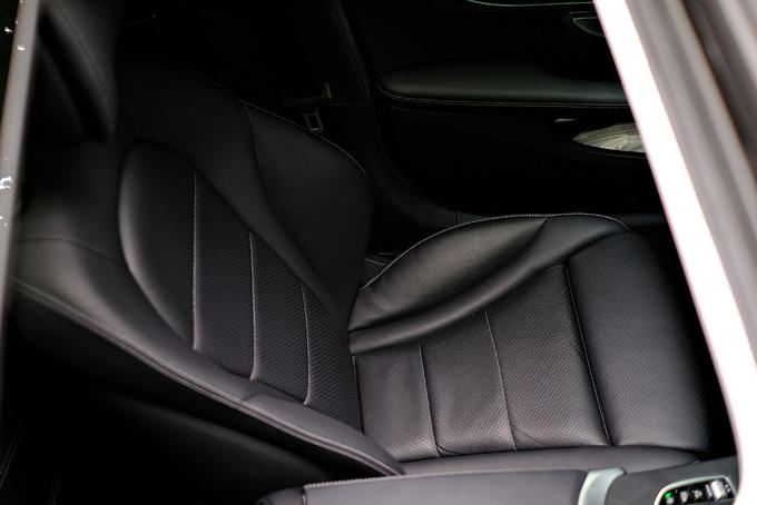 奔驰c级180落地多少钱,豪华奔驰180