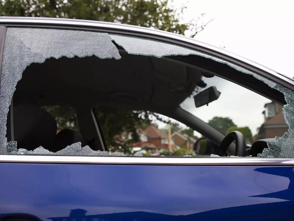 车钥匙被锁车里怎么处理,gl8别克车钥匙锁车里了怎么开车门