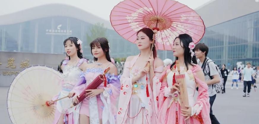 当天刀手游遇上剑三！秀秀和香香吃瓜，双五毒的样子不就是我吗？