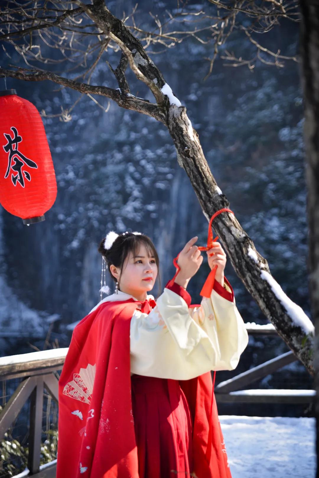 当汉服小姐姐在街上惊艳路人,又美丽又漂亮的汉服小姐姐