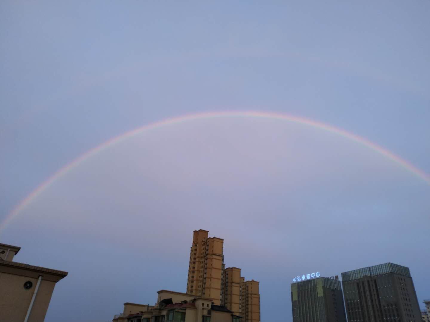 下了一天一夜的小雨,下了一天小雨傍晚居然出现了晚霞