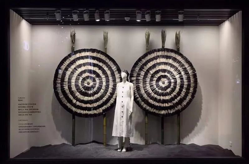 复古服装店陈列搭配展示,国外大牌服装店陈列