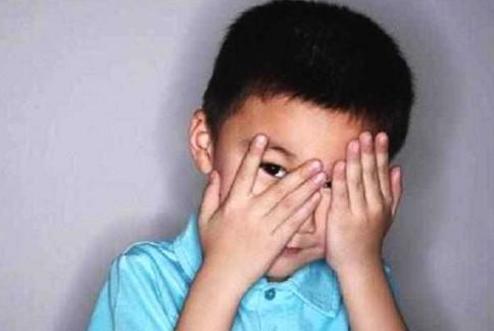 夫妻同房时,不小心被孩子看到,这对父母这样化解,值得借鉴