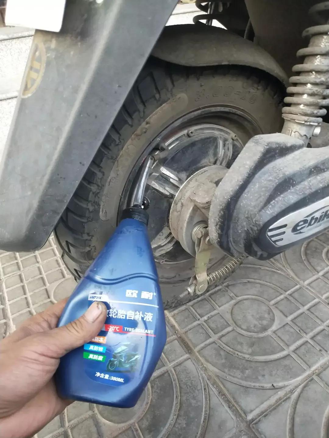 电动车骑在半路轮胎没气了怎么办？教你一个轻松应急办法骑去修补