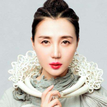 她被称为“性感女王”,因被3任渣男情伤隐退,今40岁复出仍单身