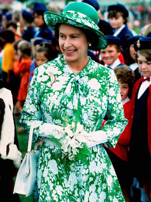 93岁英国女王穿驼色大衣,93岁英国女王穿休闲装