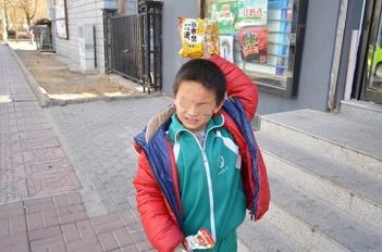 5岁儿子放学回家，一直夹着腿走路，妈妈起疑脱下裤子，瞬间爆炸