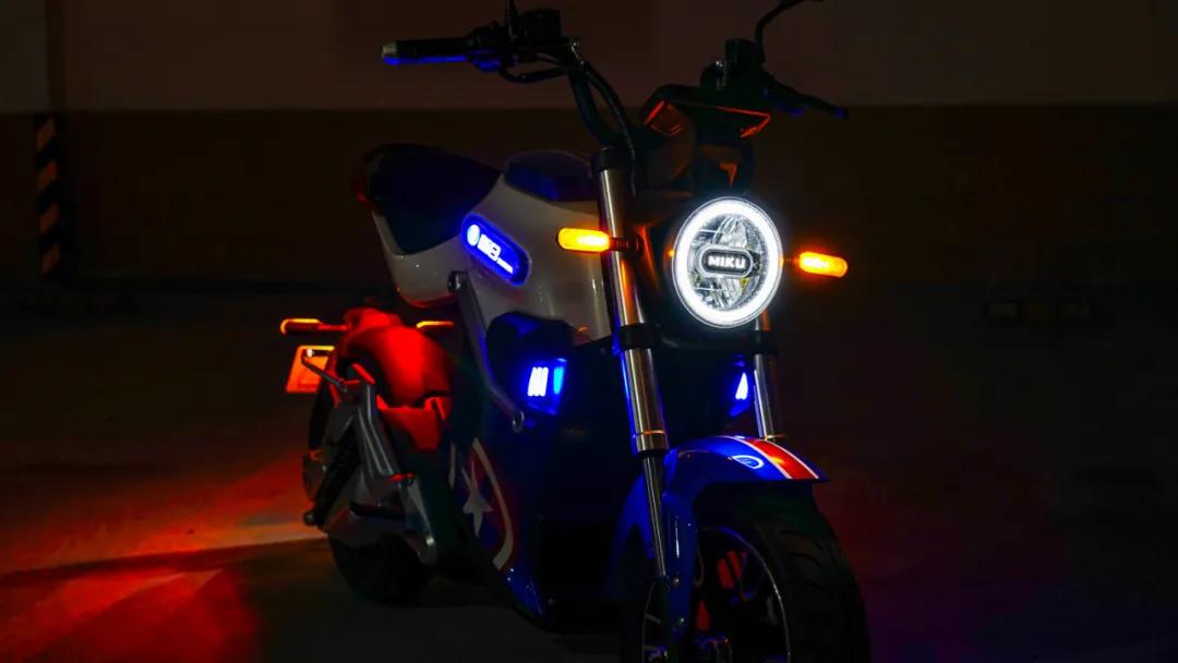 黑科技的电摩MIKUSuper：汽车级锂电双芯双动力指纹解锁