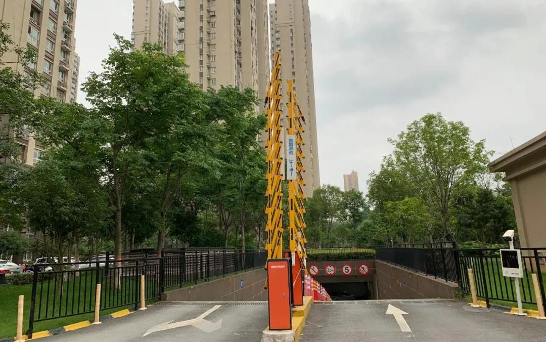 坚决斗争！拒交物业费！镇江这个小区业主还要赶走物业公司