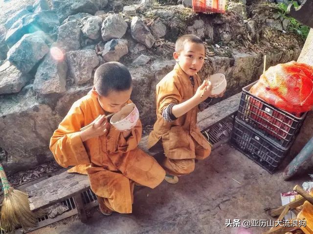 中缅边境的佛寺,旅途中遇到藏区僧人