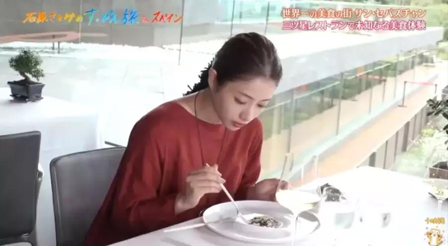 气质冬款裙子穿搭高级感,少女感十足的温柔风穿搭绿色毛衣