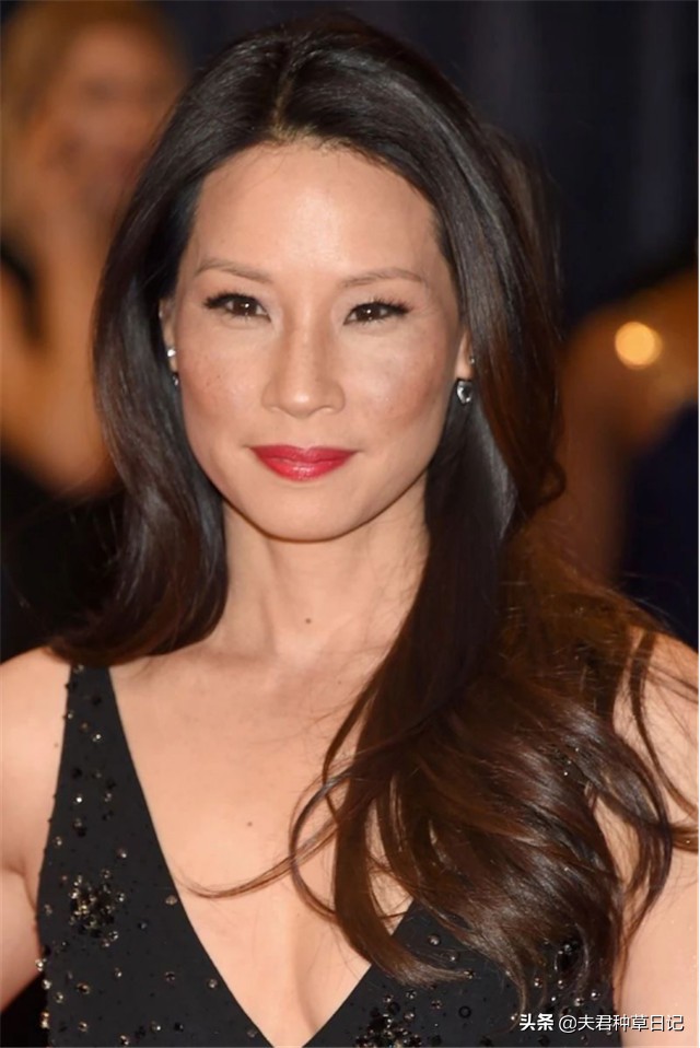 女人40少戴哪三种首饰,女人40岁了还有必要戴环吗