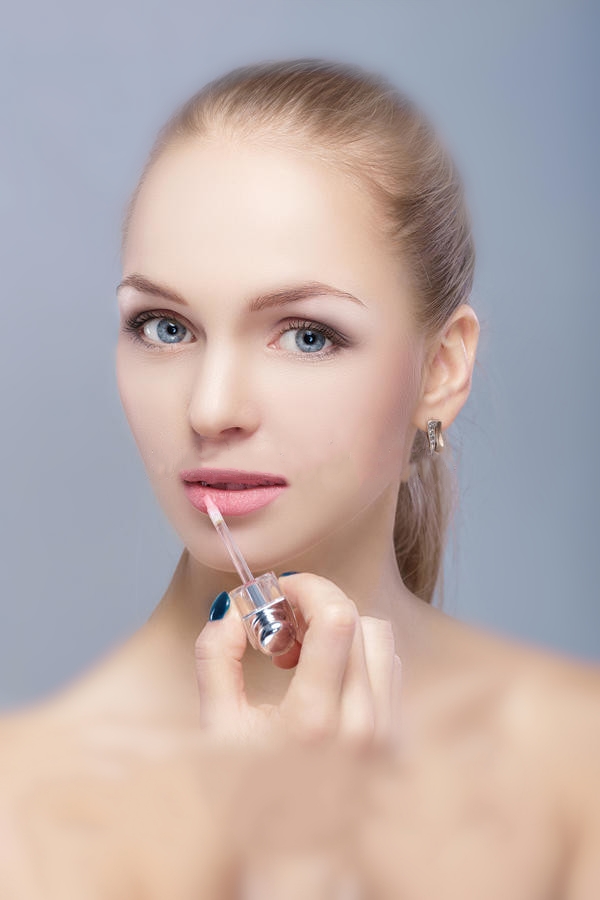 涂口红要先涂唇线吗,涂口红前涂什么样的润唇膏