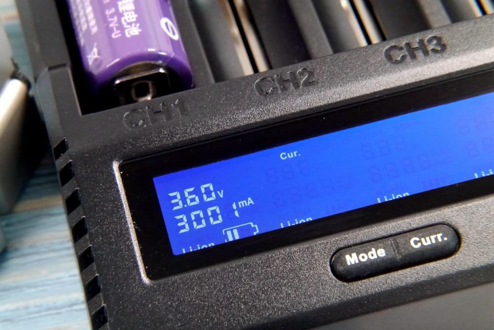 要痛痛快快地玩,就得配上这个8槽充电器才行