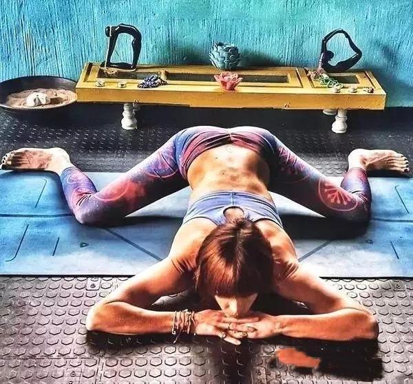 瑜伽侧压一字马,练瑜伽压青蛙趴的痛苦