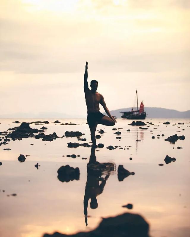 瑜伽站立前屈如何纠正弓背,前屈瑜伽每天必练8个动作