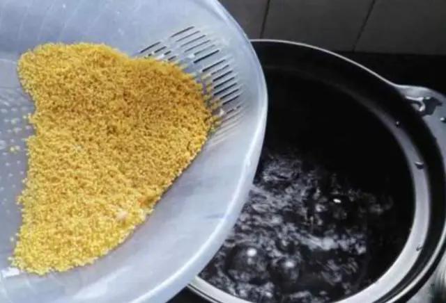 小米粥凉水下还是开水下米,小米粥冷水下米还是水开米