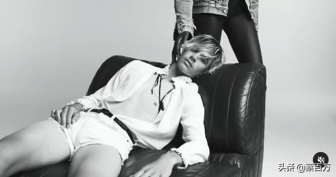 贝克汉姆晒小儿子克鲁兹工作照,克鲁兹贝克汉姆秀肌肉