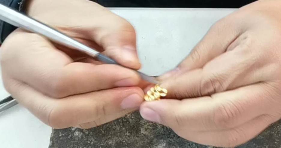 黄金戒指怎么戴才不会变形,黄金戒指如何更换