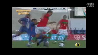 球王假装老人踢足球,内马尔假摔和c罗假摔哪个多