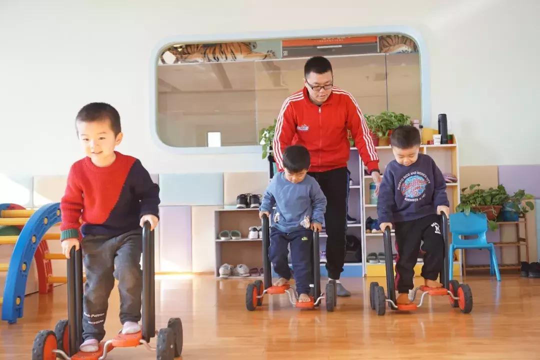 儿童平衡组合训练小游戏,蹦蹦跳跳游戏适合2-3岁