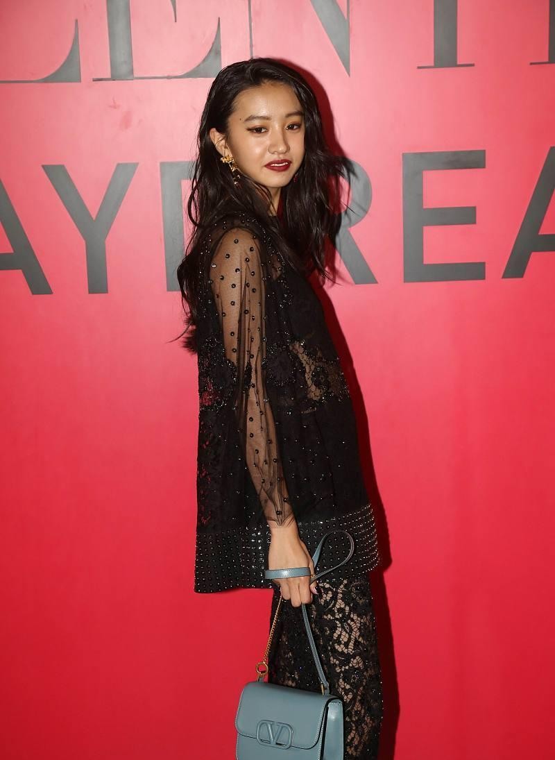 工藤静香的女儿模仿爸爸妈妈拍照,50岁工藤静香和两女儿首同框