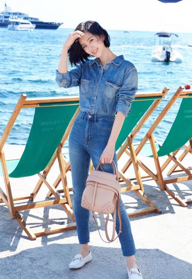 刘诗诗身穿针织衫配彩条纹阔腿裤,刘诗诗白衬衫搭刺绣裙造型清爽