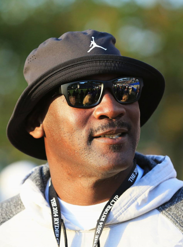 詹姆斯c罗终身代言耐克,耐克第一个跑鞋代言人