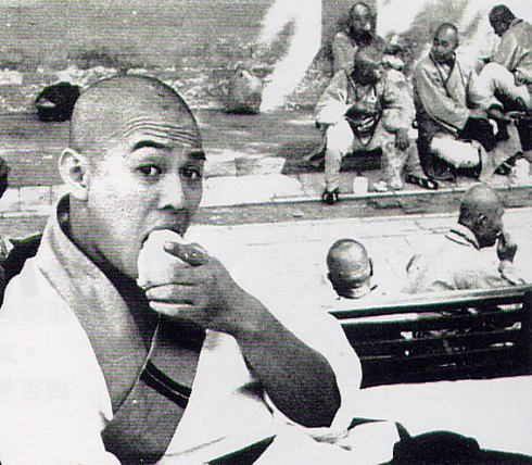 1982年，李连杰拍《少林寺》的幕后花絮，一毛票价，票房达一亿