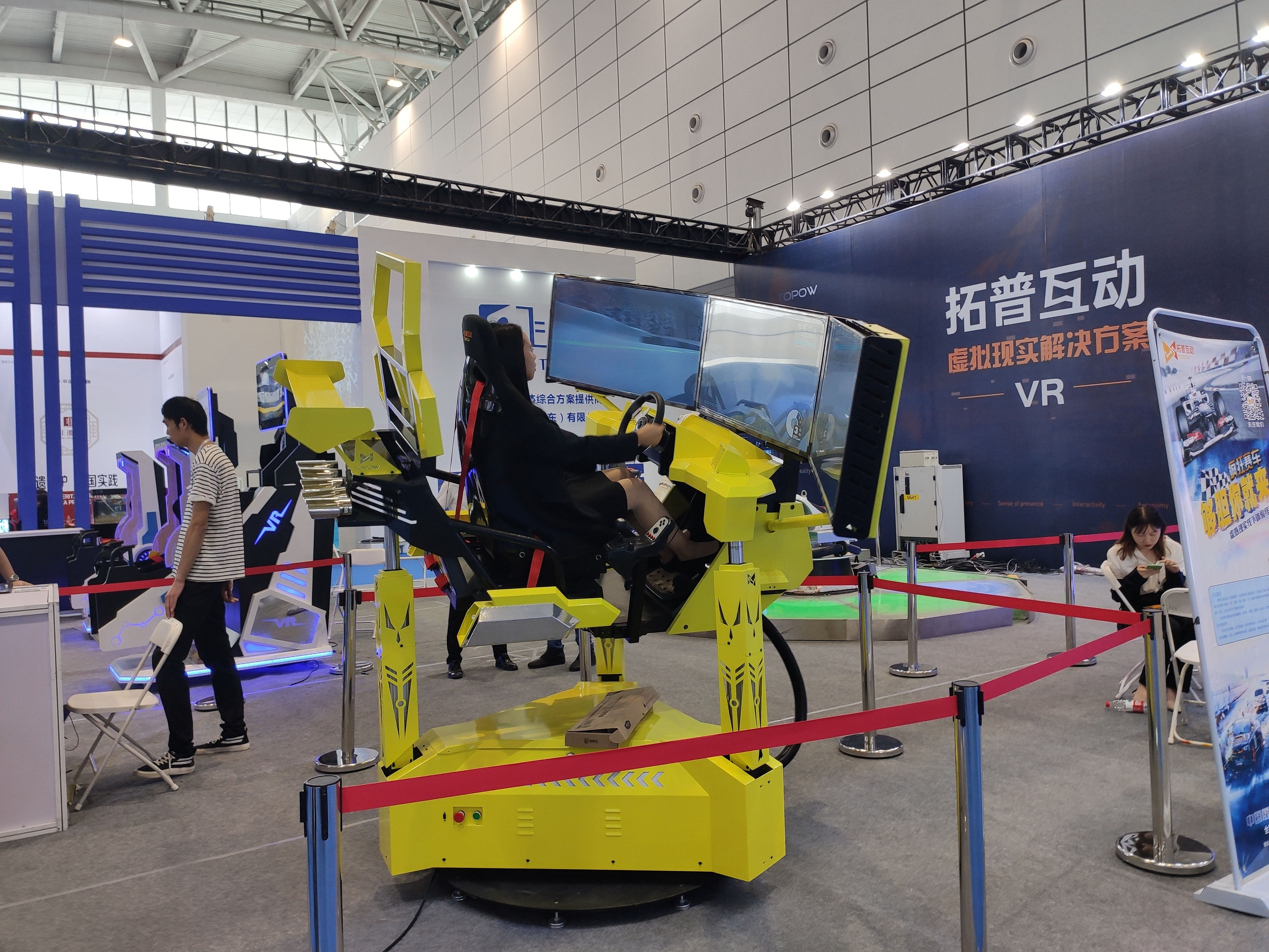 “柔树”叶子曲面屏,400里外操控挖掘机……来看文博会上的“黑科技”