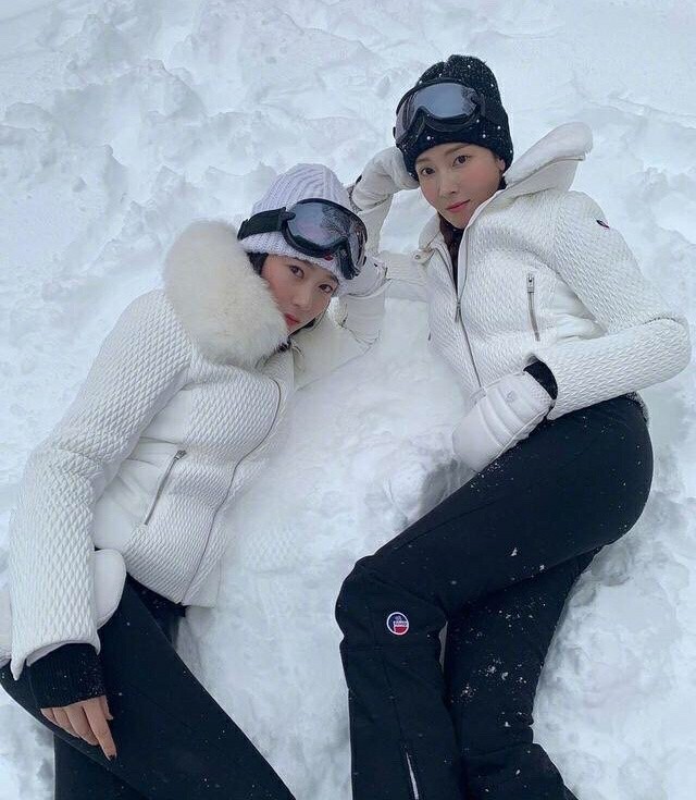 郑秀妍的品牌羽绒服,郑秀妍穿滑雪服