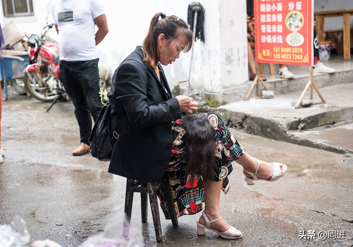 乡村老人一头蓄了十多年的长发，几十元钱就卖给了收购头发的贩子