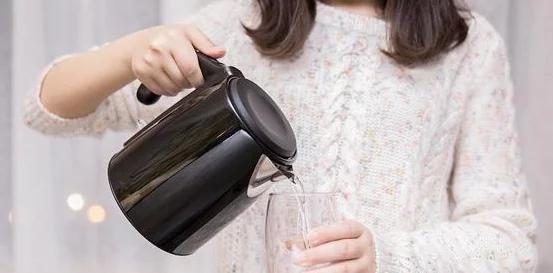 孕期检查羊水少是因为胎儿憋尿吗,孕期少喝水会造成羊水少吗