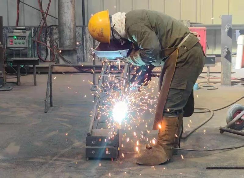 国庆我在岗坚守一线照片,国庆我在岗全力守护万家灯火