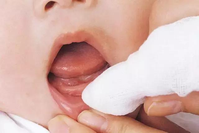 六个月宝宝吃饱了还频繁醒来,近六个月宝宝晚上频繁醒吃奶