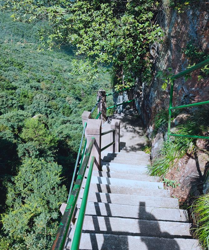 金华这座1.5亿高龄的山峰，浓翠蔽日，风清月朗，还有试胆石等你去挑战