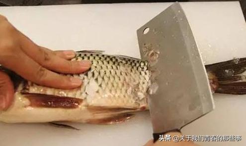 怎么用菜刀刮鱼鳞,用刀除鱼鳞