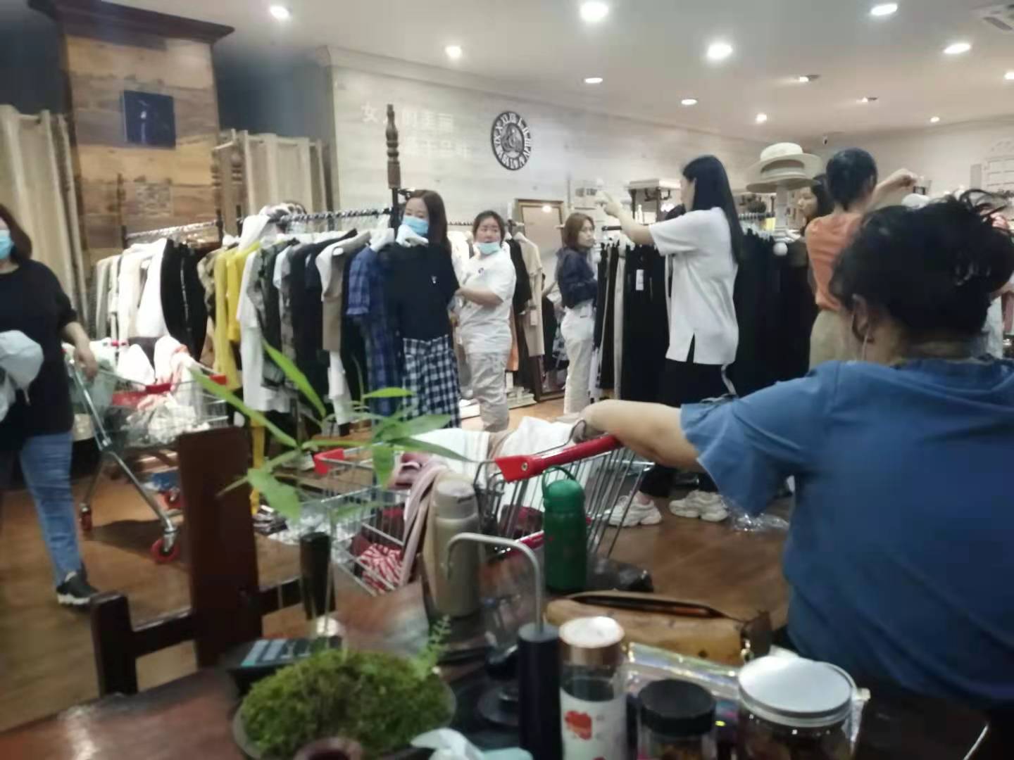 顾客推车选时尚衣服，合肥一服饰仓储零售模式走红