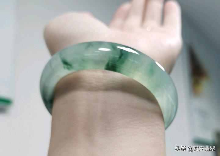 天空蓝板料定制翡翠手镯,翡翠原石定制手镯怎么选择款式
