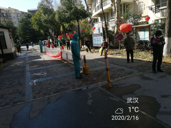 搞团购、办菜场、跑腿购药，社区5分钟就把水果送上门