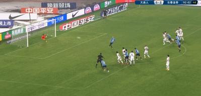 伟大的2-1!中超升班马爆发,裁判给点球引争议,板着脸解释