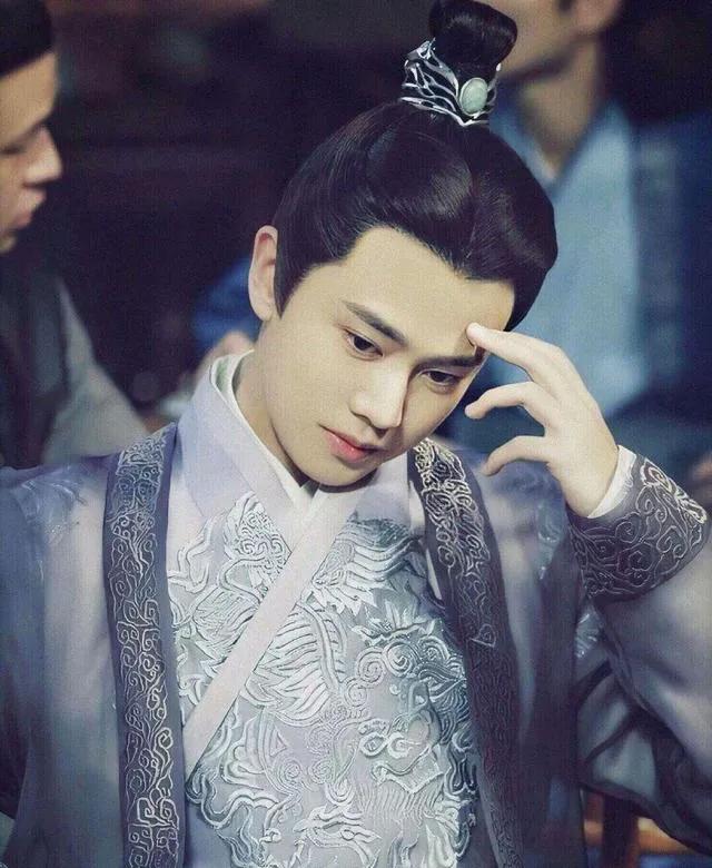 厚刘海和稀刘海哪个好看,厚刘海和八字刘海